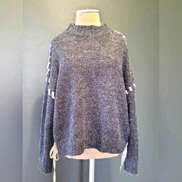 HL Affair Sweaters - HL AFFAIR Sweater. Size: L